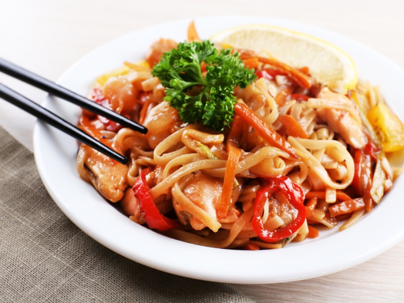 Китайская лапша в устричном соусе с лососем