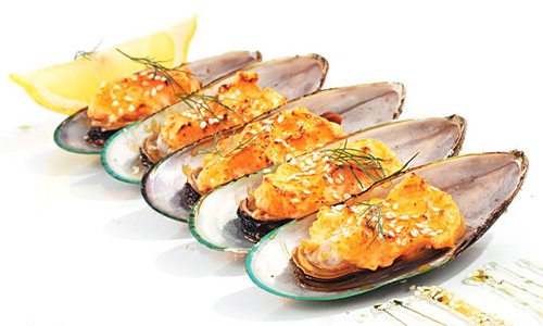 Мидии (Green mussel) запеченные  с масаго соусом (5 шт)