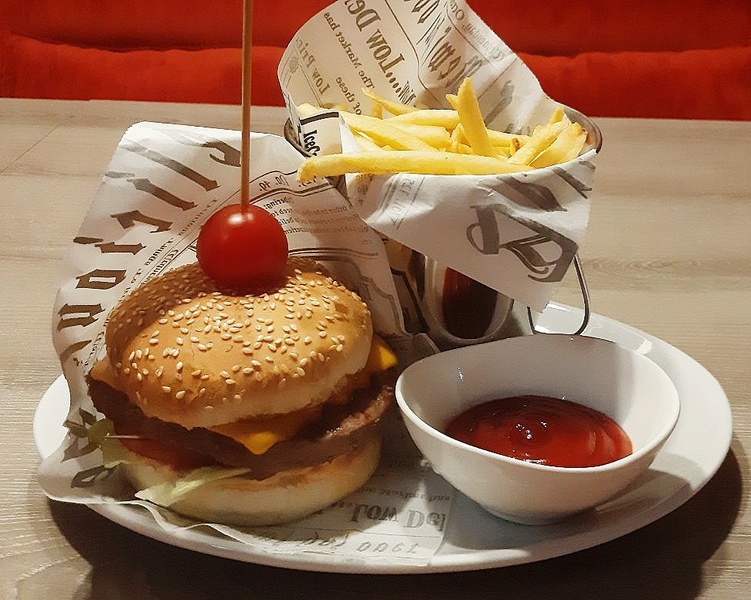 Grill-Burger + friikartul 