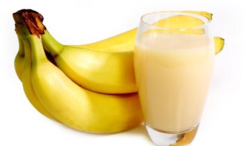 Молочный коктейль с бананом и ванильным мороженным