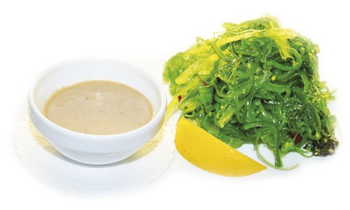 Салат из морских водорослей c кешью соусом
