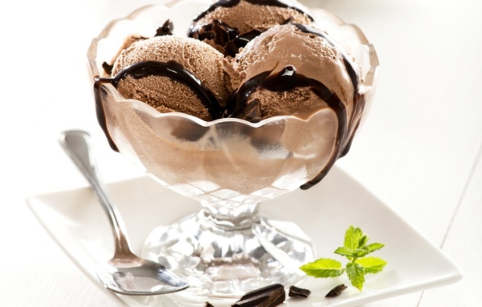 Шоколадное мороженное  с орехами и сладким сиропом